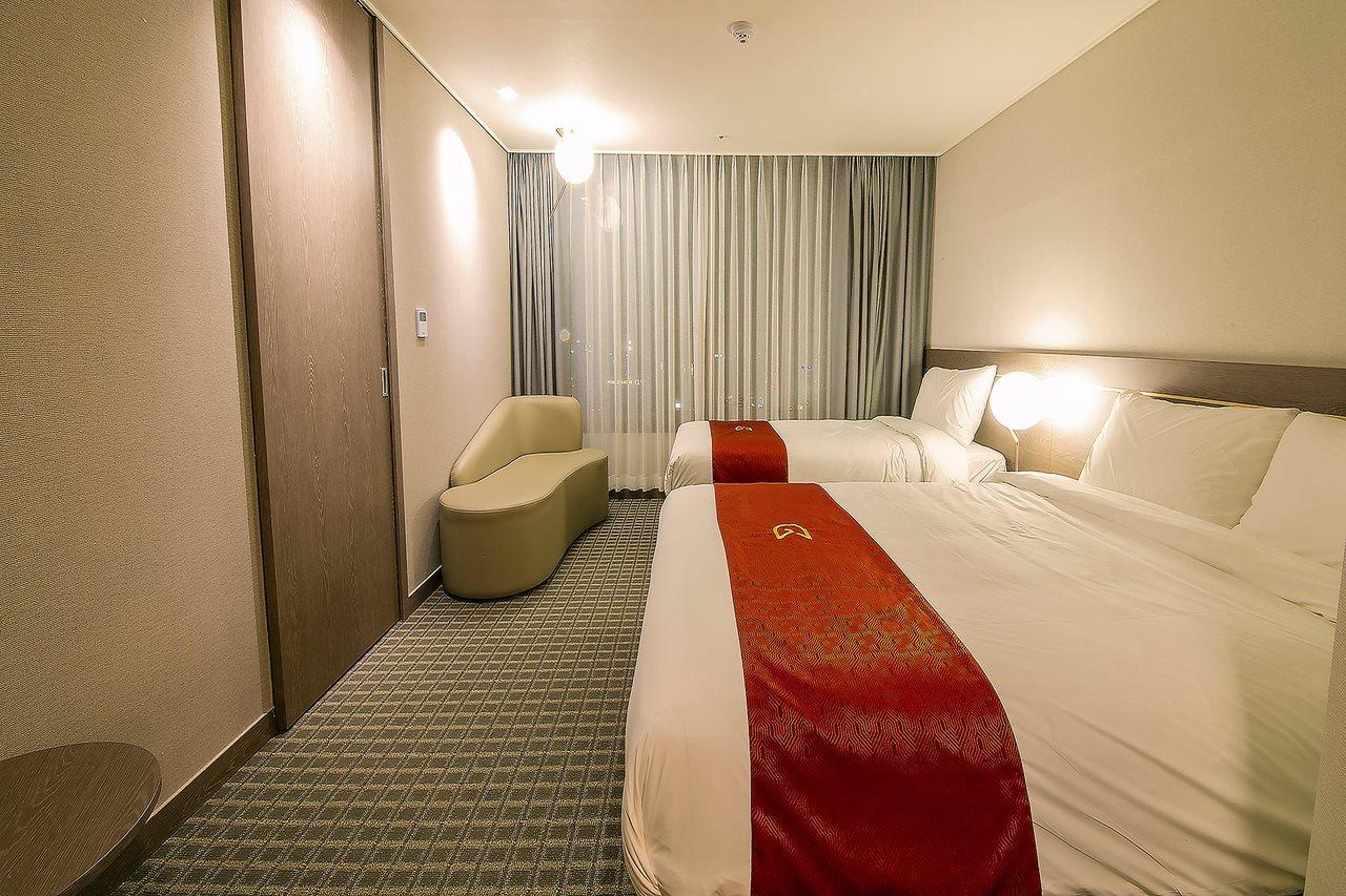 Golden Tulip Essential Namgang Hotel Джинджу Екстериор снимка