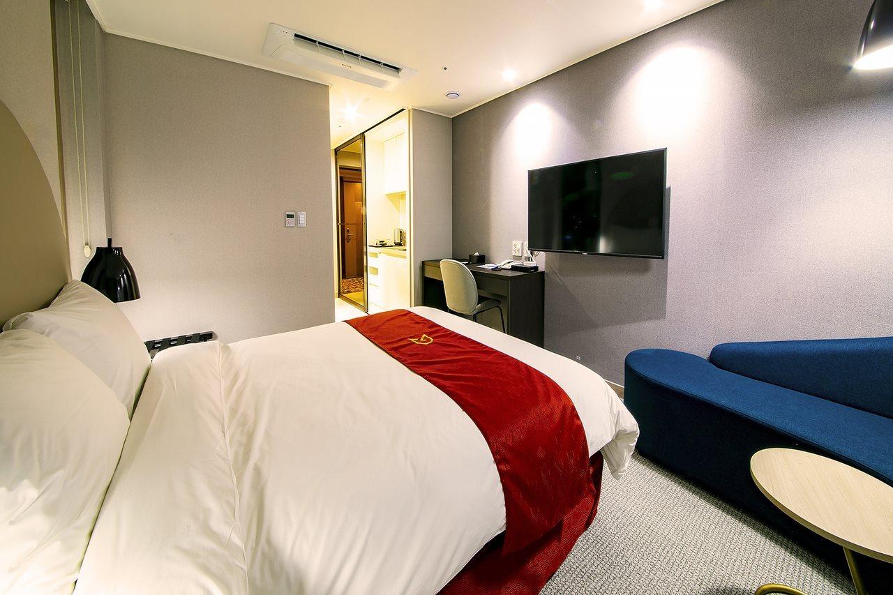 Golden Tulip Essential Namgang Hotel Джинджу Екстериор снимка