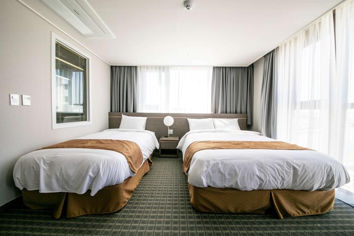 Golden Tulip Essential Namgang Hotel Джинджу Екстериор снимка