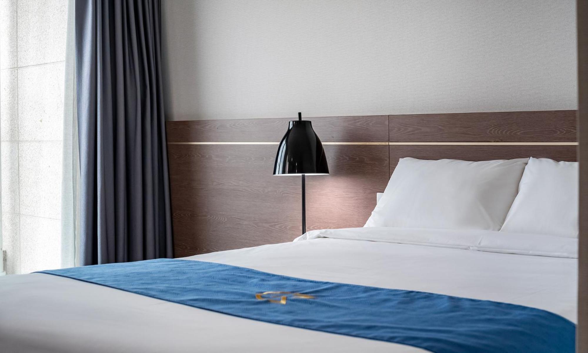 Golden Tulip Essential Namgang Hotel Джинджу Екстериор снимка